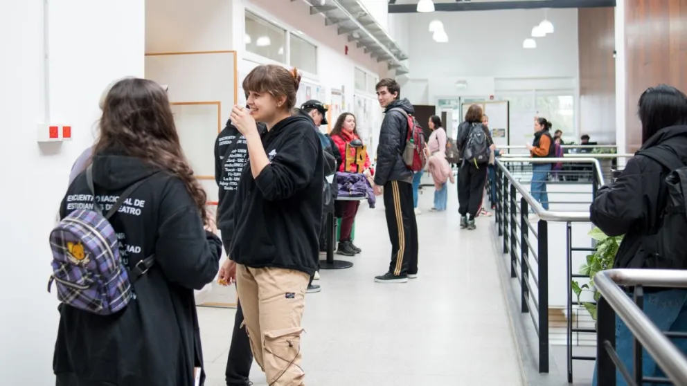 La joven promovió la demanda por derecho propio.