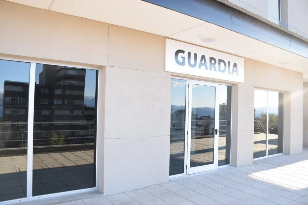 El ministro de Salud, recibe del ministro de Obras de Rio Negro, la obra completada del nuevo Hospital Zonal (fotos: Eugenia Neme)