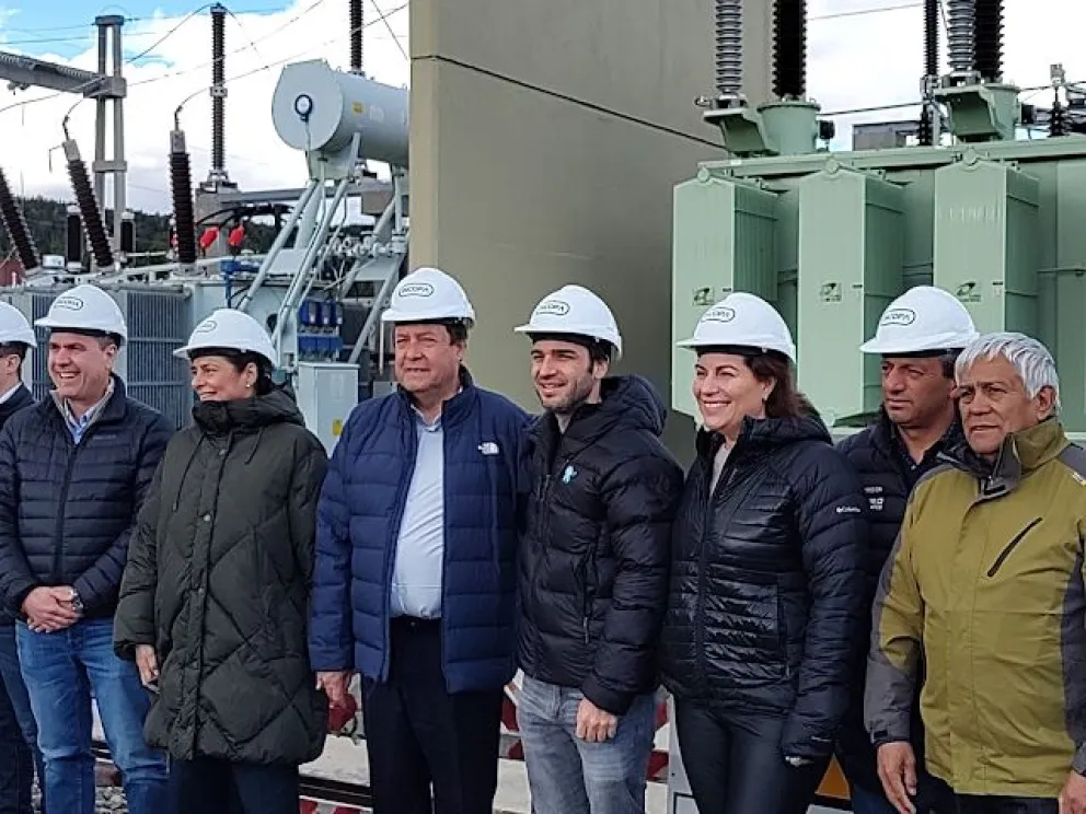 El gobernador destacó la cooperación patagónica en la estación eléctrica ubicada en el límite con Chubut (foto: Noticias del Bolsón)
