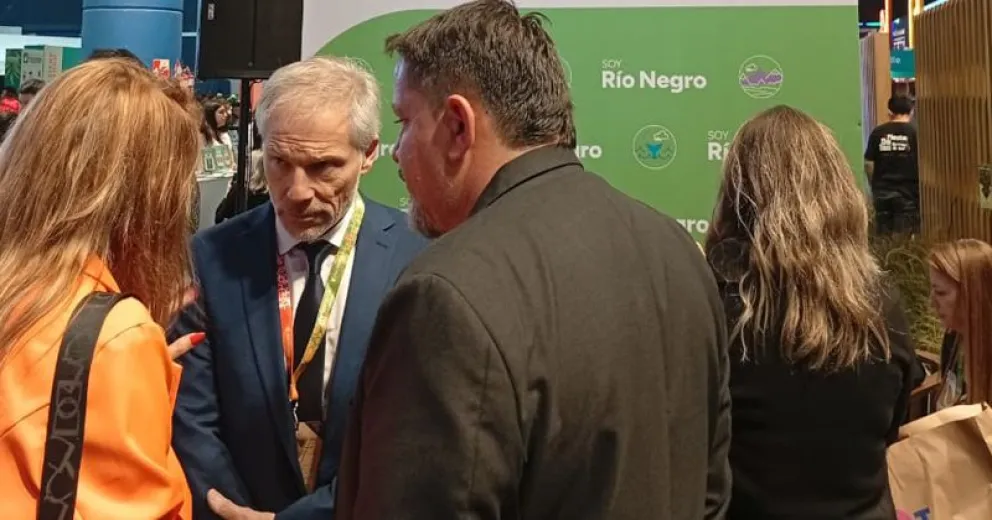 Dieron a conocer la diversidad de Rio Negro, en la imagen, Diego Piquin junto al secretario de Turismo de El Bolsón