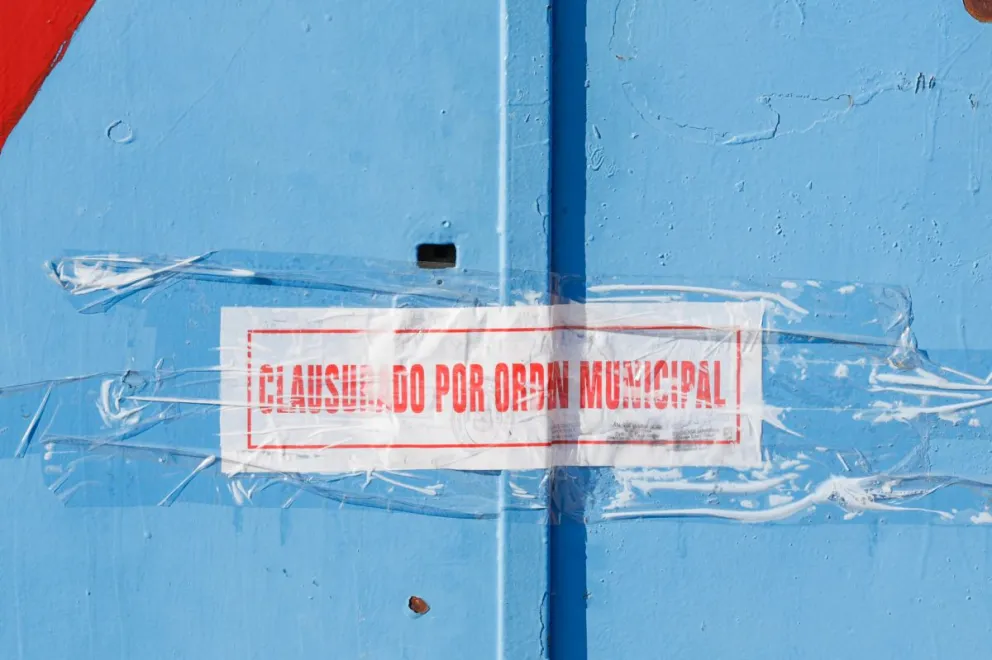 La faja de clausura en la puerta del gimnasio de calle Brown. Fotos de Eugenia Neme.