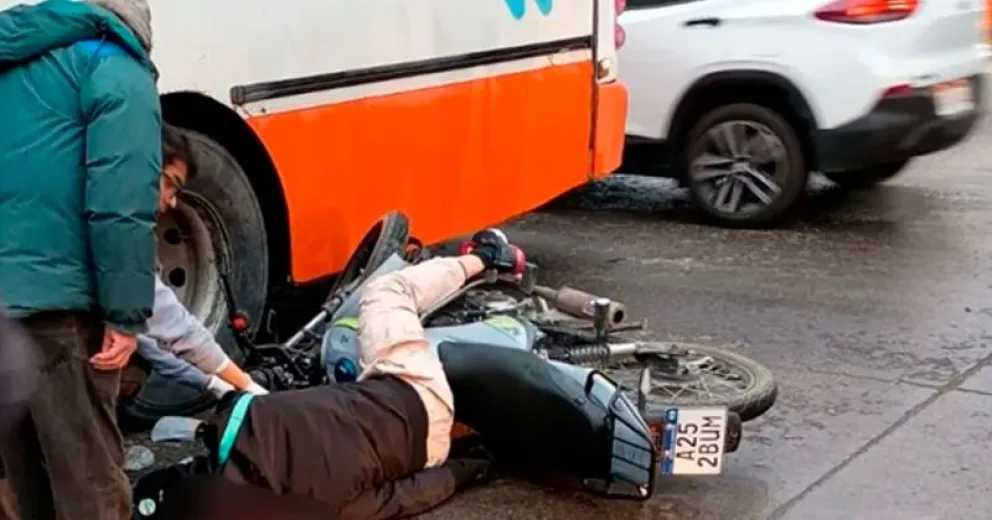 El conductor de la motocicleta no llevaba el casco.