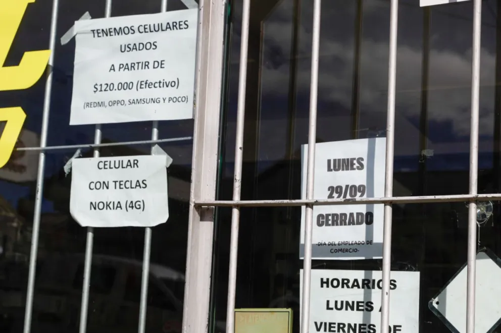 Se celebra en Bariloche y el país el  Día del Empleado de Comercio con grandes cadenas de supermercados cerradas (fotos: Eugenia Neme)