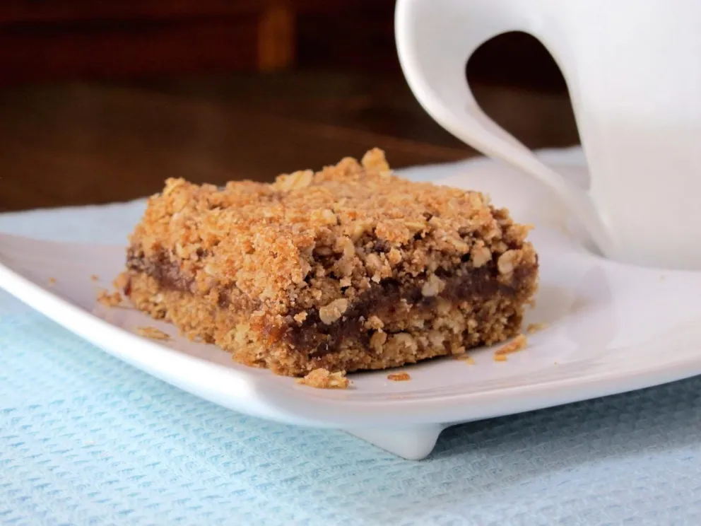 Cuadraditos de avena y chocolate.