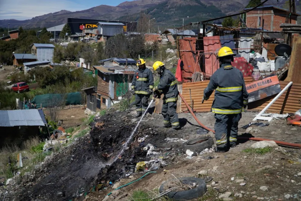 El accionar de los bomberos en el sector incendiado. Fotos de Facundo Pardo.