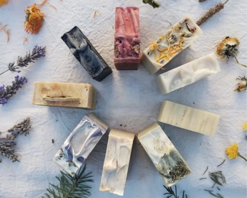 Productos con ingredientes simples, naturales y biodegradables .