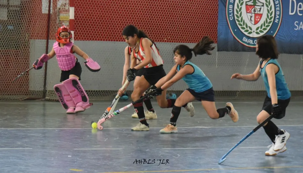 La fecha tuvo atractivos encuentros en las distintas categorías (Fotos Asociación de Hockey Bariloche y Lagos del Sur)