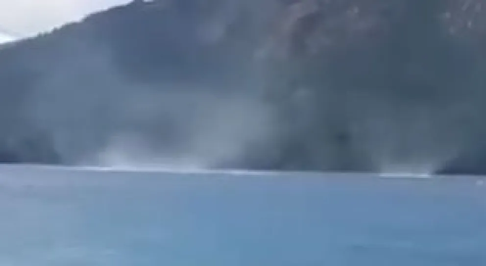 Vecinos captaron el momento en el que se formaban dos remolinos en un lago de Bariloche.