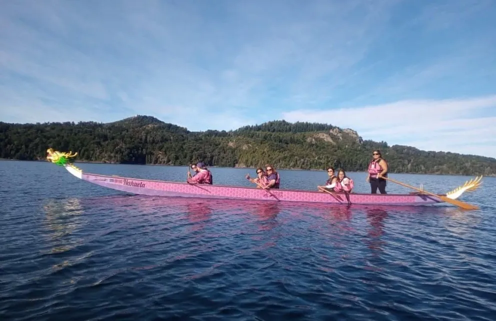 Voluntarias y pacientes comparten la actividad en Lago Moreno (Foto Facebook BariRosa)