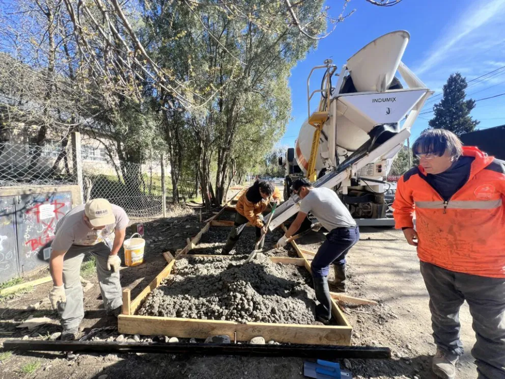 Con materiales producidos en la Planta de Hormigón, concretaron la obra de la vereda para la Escuela de Villa Los Coihues
