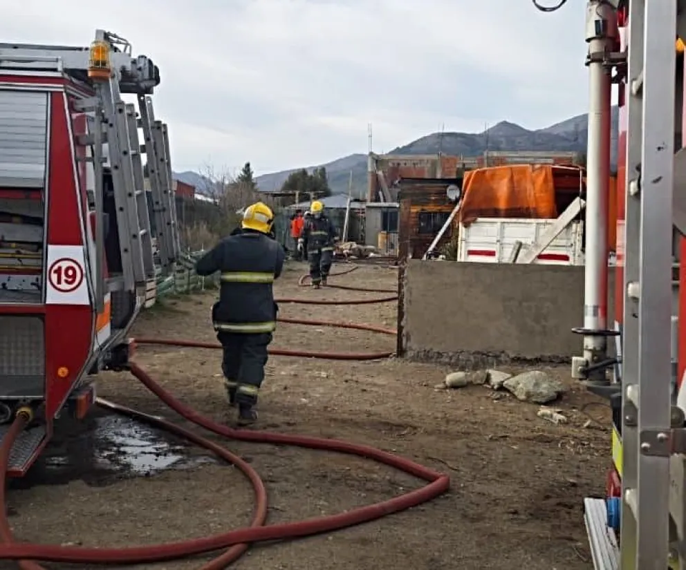 El trabajo de los bomberos durante el incendio. 