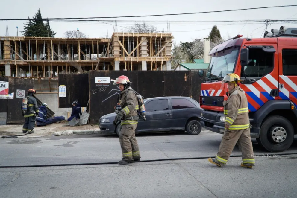 _Interviene la empresa Camuzzi, Protección Civil, agentes de la Policía de Río Negro y Bomberos Cuartel Central. Fotos: Facundo Pardo. 