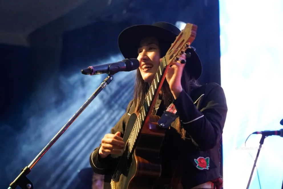 Esta noche sube al escenario principal de la Fiesta Nacional de la Nieve, la artista barilochense junto a sus músicos. 