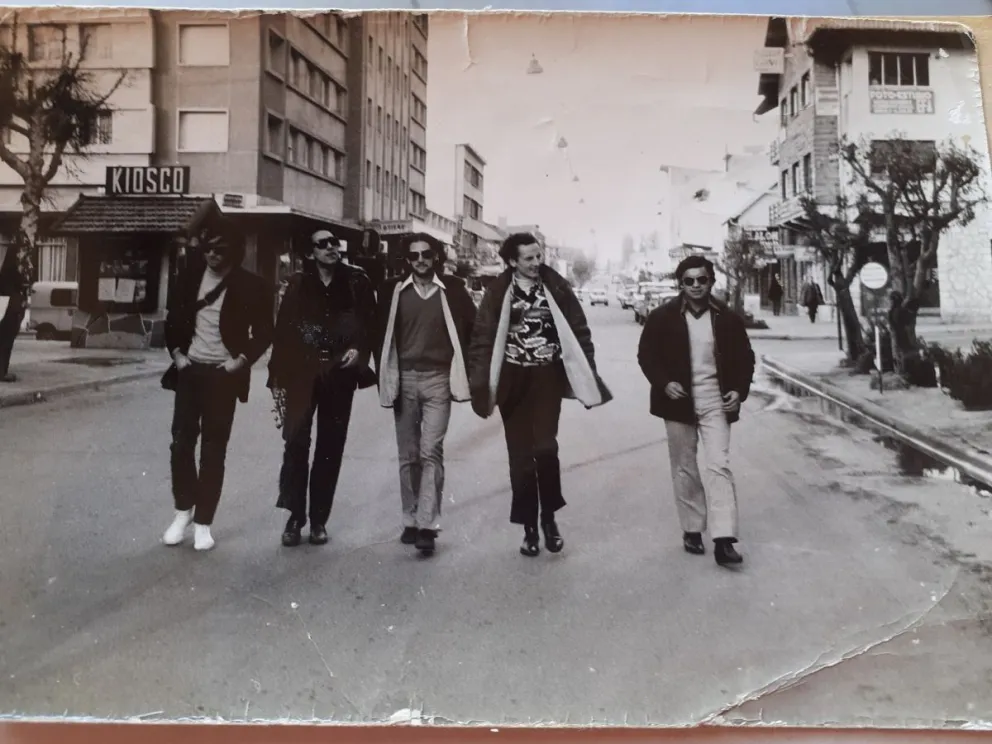El Bariloche de los 60´, en la foto, un grupo de jóvenes pasean por calle Mitre (foto: Barilochenses nacidos o criados de 1975 para atrás)