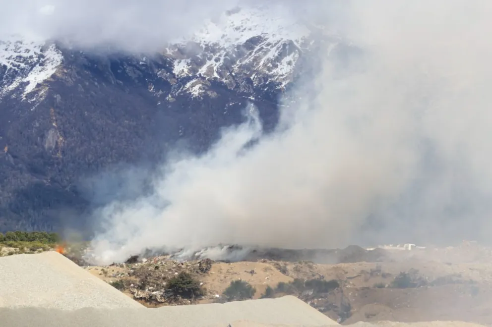 El humo inundo los barrios altos de Bariloche por un nuevo siniestro en el vertedero municipal (fotos: Eugenia Neme) 