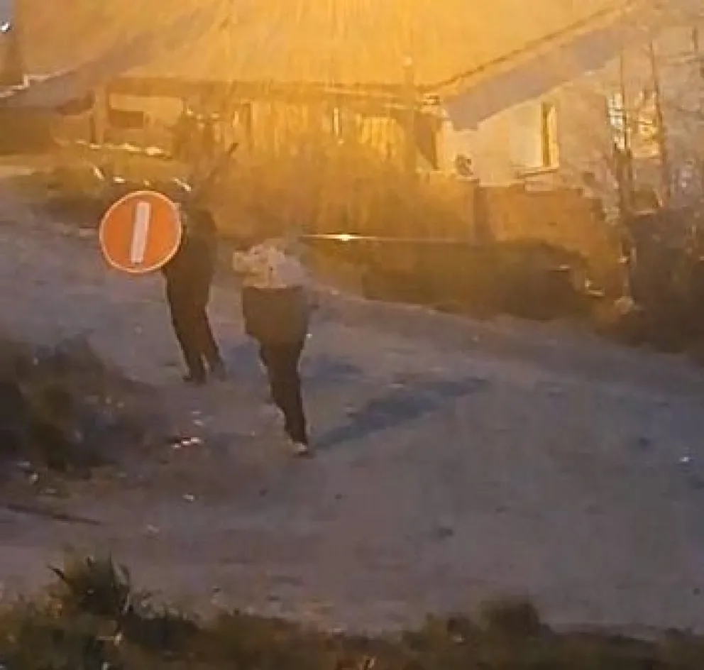 El momento en el que sustraen los carteles. 