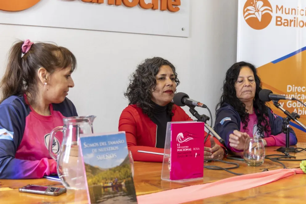 Laura Benítez, presidenta de la Asociación Civil Nahuel Rosa de Bote Dragón; Marcela Gauna, escritora del libro; y Rosana Epuñan. Foto: Eugenia Neme. 