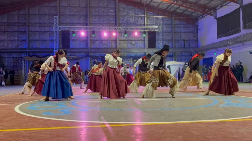 El Municipal 1 se llenó de música y danzas.