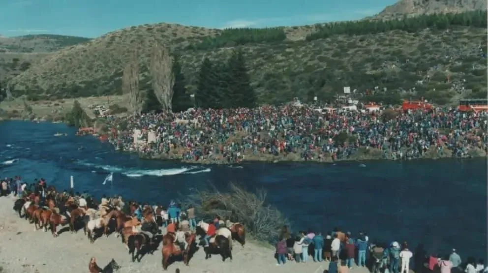 Jornada del abrazo original, hace treinta años (imagen gentileza).