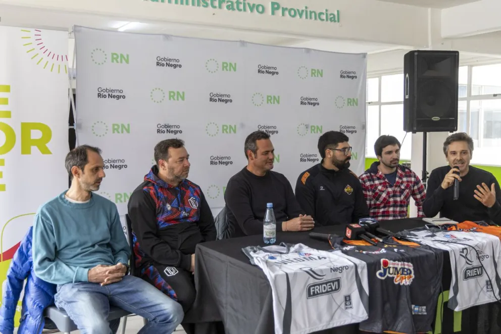 Juan Pablo Muena; Guillermo Bogliacino, entrenador de Deportivo Viedma; Juan Pablo Banegas. Foto: Eugenia Neme