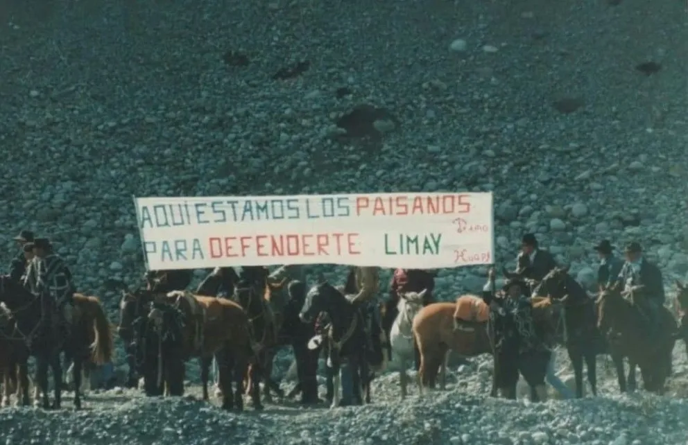 El letrero que mostraron "los paisanos", el 8 de octubre de 1995 (imagen gentileza).