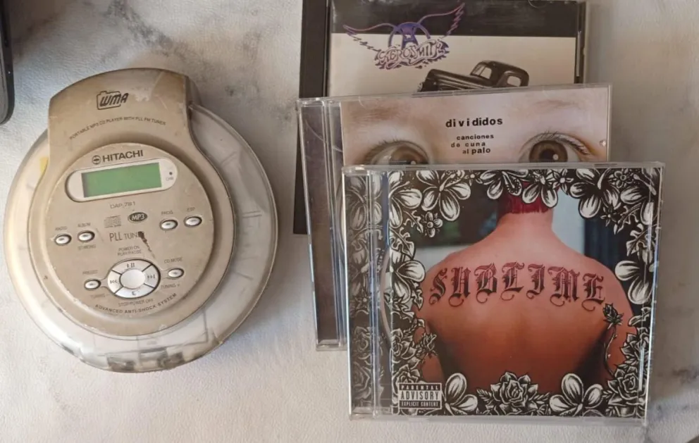 Tres discos y un dispositivo que marcaron la década de los 90s. Esto y más en la Feria Vintage del Puerto San Carlos 