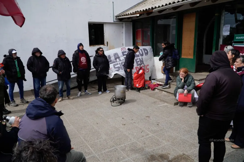 Trabajadores de distintos organismos concentraron en las puertas del Hospital Zonal Dr. Ramón Carrillo. Fotos: Facundo Pardo