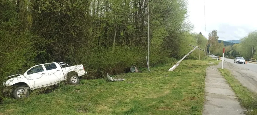 Perdió el control y chocó contra el tendido eléctrico, dejando sin luz a aprte de Lago Puelo 