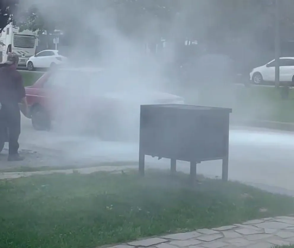 La tarde del jueves transitó con momentos de tensión por un auto en llamas en pleno centro de El Bolsón (foto: Infochucao)