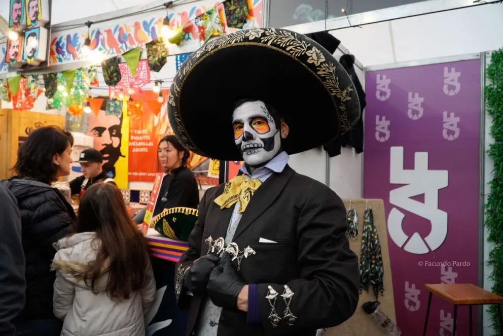 Brindis, platos deliciosos y mucha gente en el primer día de la Feria BALC, en el Centro Cívico. Fotos: Facundo Pardo y Eugenia Neme