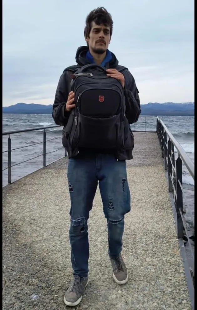 Así fue visto por última vez Evans, circula con una mochila negra y podría estár circulando con un gato que trajo desde El Bolsón 