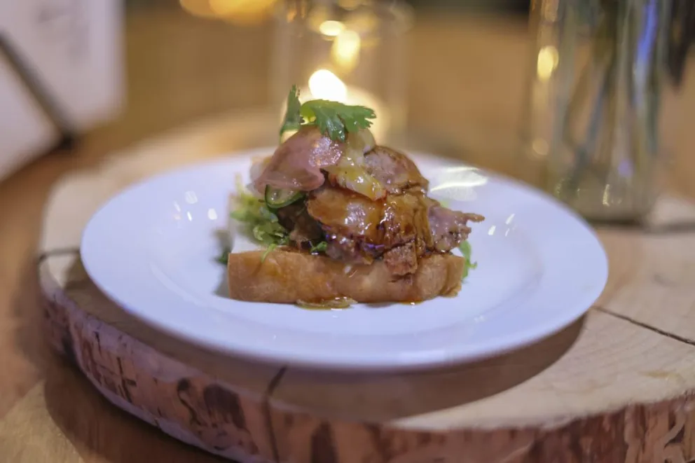 La Ruta del Vino de Río Negro tuvo punto de encuentro con la mejor gastronomía en el Hotel Catedral. Deliciosa jornada del BALC. Fotos: Chiwi Giambertone