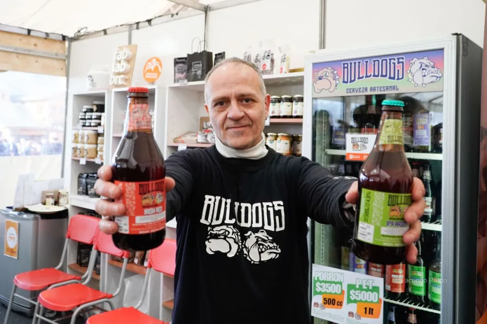 Sachi muestra orgulloso el producto logrado. Fotos de Facundo Pardo.