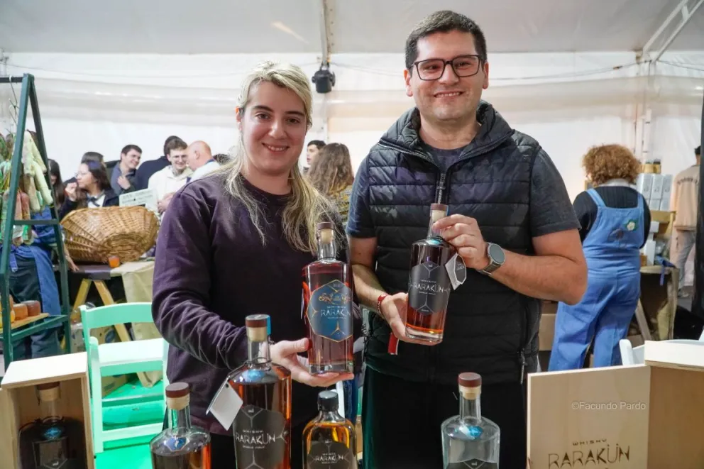 Nadia y Cristian, dos emprendedores de Villa Regina que lograron crear un whisky de gran calidad combinando diversos factores (fotos: Facundo Pardo).