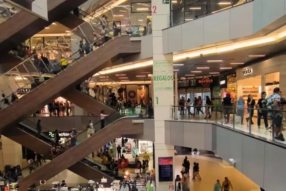 Muchos turistas en el país vecino.
