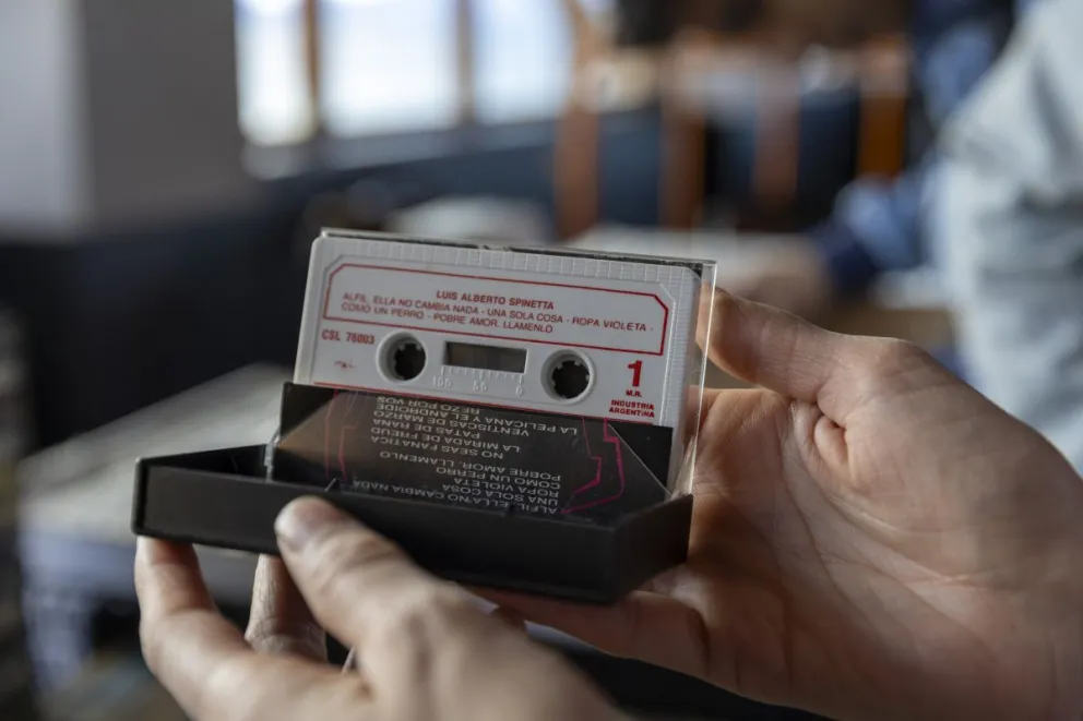 Manos que sostienen Privé, de Luis Alberto Spinetta, en cassette... Una joya sonora y un objeto que llama al recuerdo (fotos: Eugenia Neme).