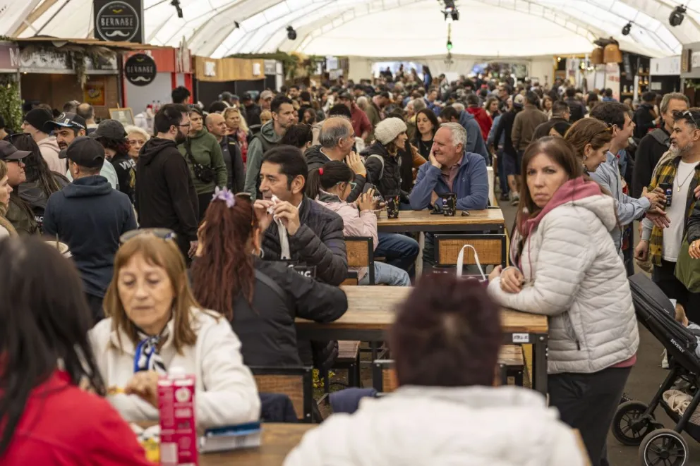 Sólo por la Feria del Bariloche a la Carta, pasaron más de 40 mil personas. Foto de tapa: Eugenia Neme / Foto de platos ganadores: Chiwi