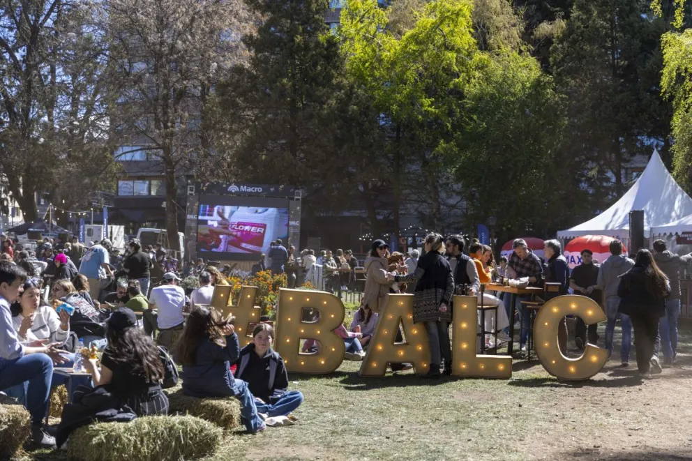El clima acompañó y el Centro Cívico explotó en el Bariloche a la Carta. Foto: Eugenia Neme