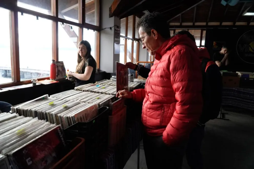 No alcanzó el tiempo para tanta historia junta en un solo lugar, la Feria Vintage cautivó a vecinos y turistas (fotos: Facundo Pardo y Eugenia Neme) 