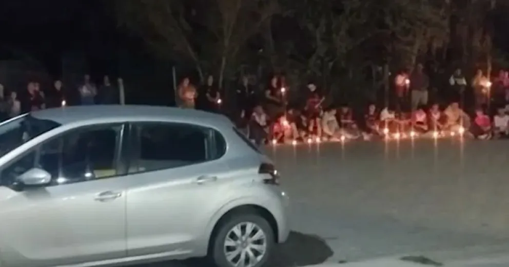 Familiares y amigos encendieron velas al costado de la ruta donde perdió la vida Tiziano.
