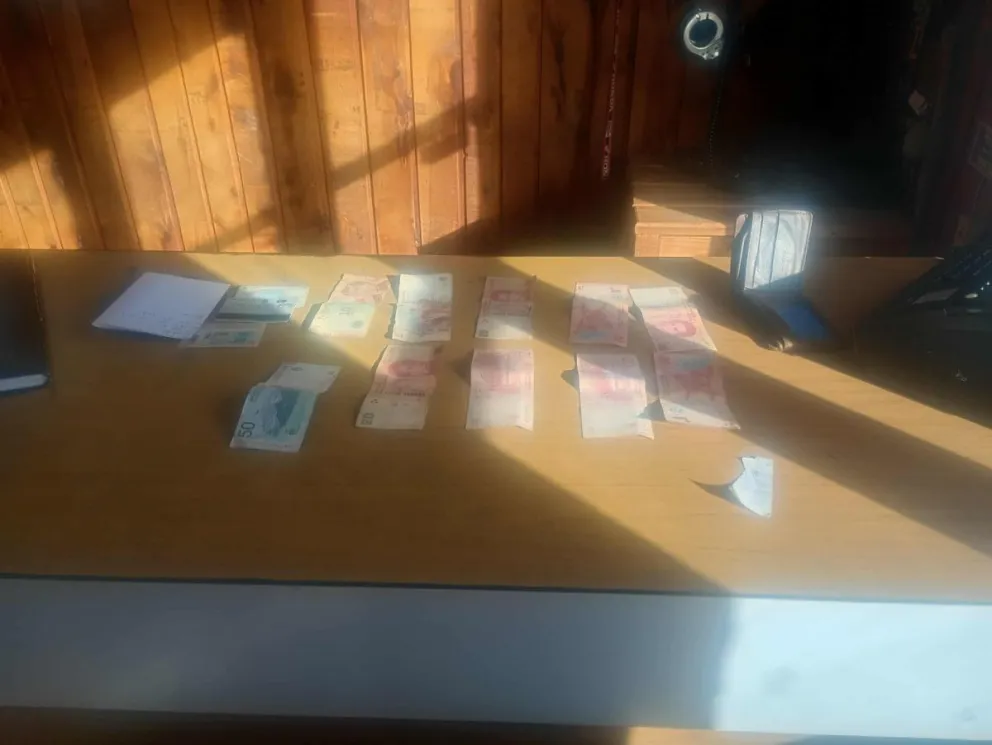 Insólito hecho en El Hoyo, un hombre denuncia que la policía le entregó su billetera pero sin 79.900 pesos. Foto: gentileza Nan Puelo