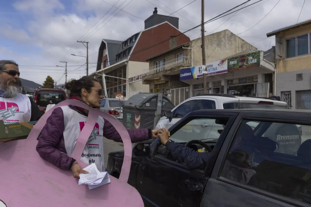 Docentes de Bariloche se sumaron al paro nacional con torta fritas, volanteada y marcha hacia el Alto. Fotos: Eugenia Neme