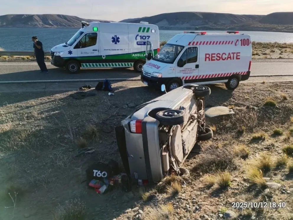 Aparatoso vuelco en la ruta 237. Foto: Bomberos Piedra del Águila