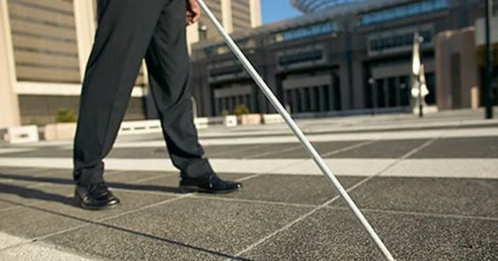 El bastón blanco es un instrumento que permite a las personas con discapacidad visual (ciegas o con baja visión) desplazarse de manera autónoma y segura por la vía pública.