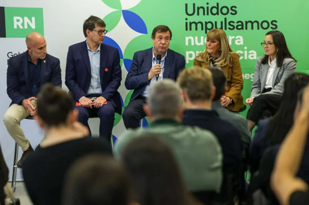 El mandatario provincial junto a autoridades de la UNRN Sede Andina. Fotos de Prensa de la provincia de Río Negro.