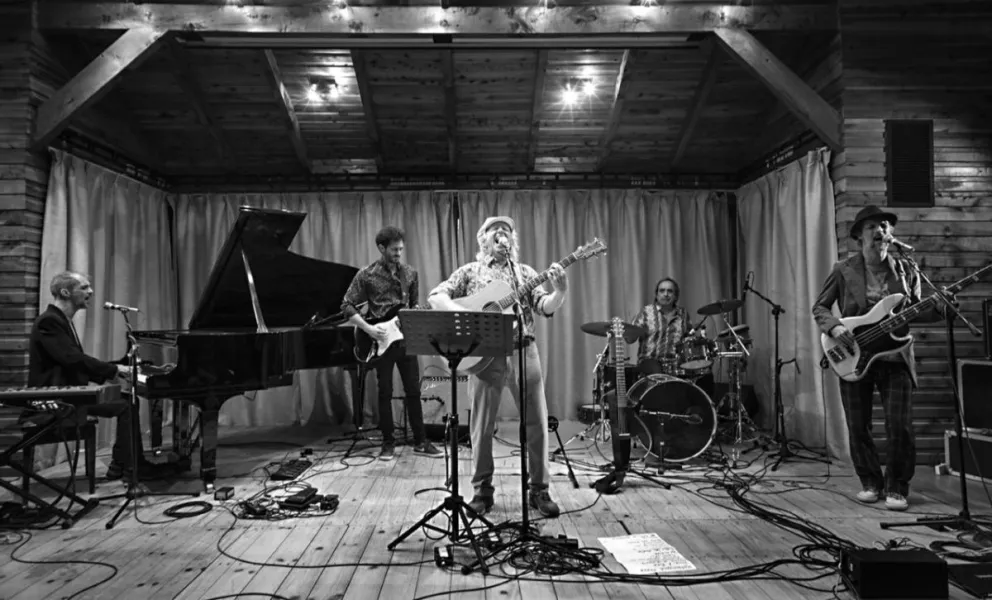 Miguel Cantilo en un concierto en el Camping Musical, con Carlos Casalla en la batería.