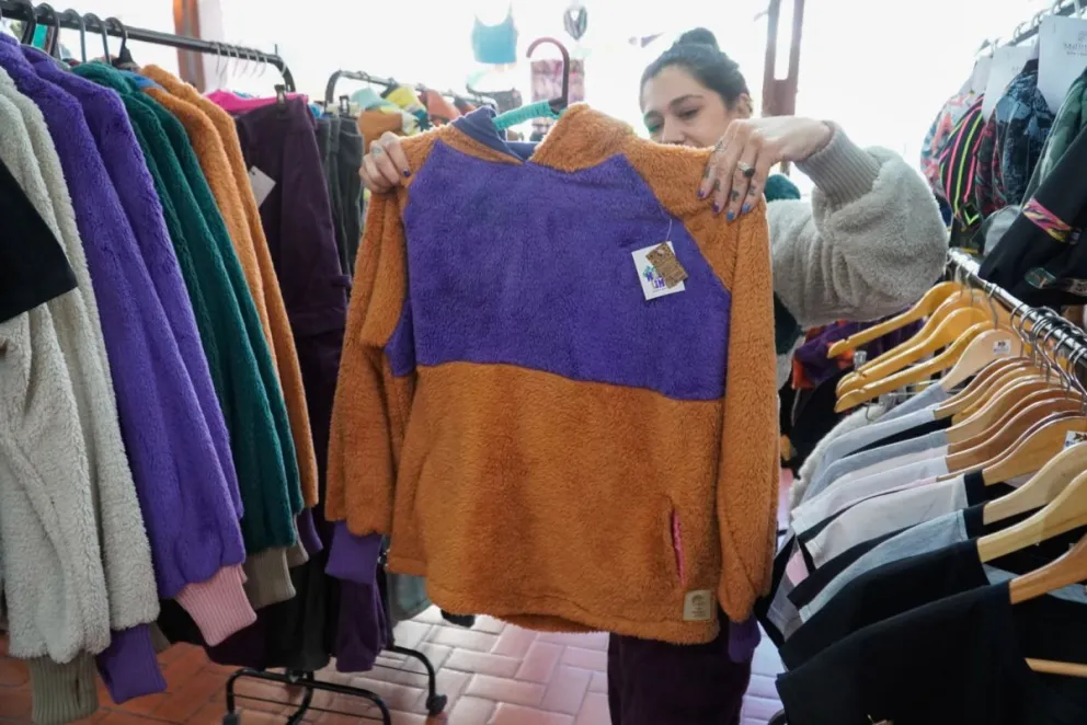 Uniendo tramas, en el SCUM, permite conseguir prendas de diversos talles (foto: Facundo Pardo).