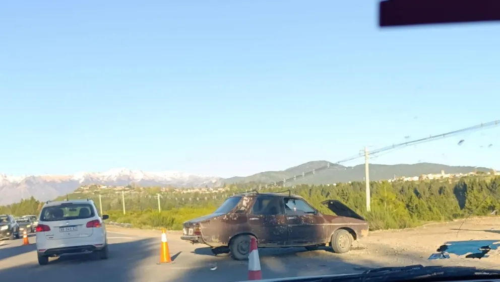 El Renault 12 terminó con daños estructurales y la camioneta terminó volcada 