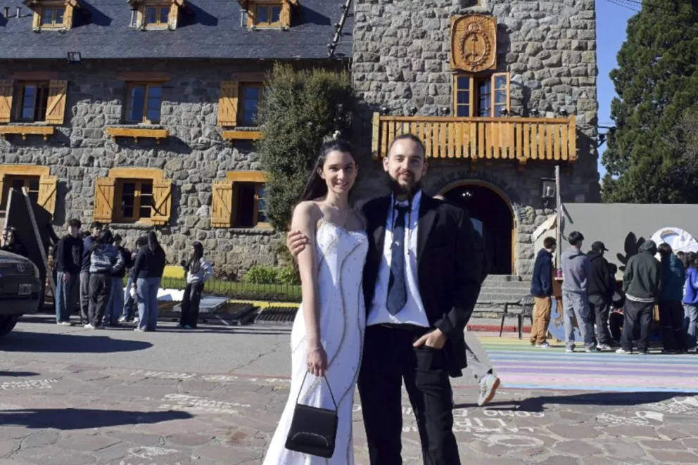 Una de las cuatro parejas que se casaron en la Sala de Prensa del Centro Cívico 