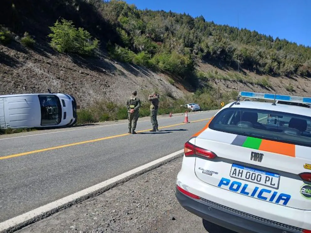 La traffic terminó volcada a la vera de la ruta